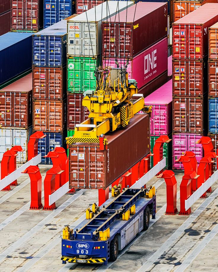 Operación de carga y descarga de contenedores